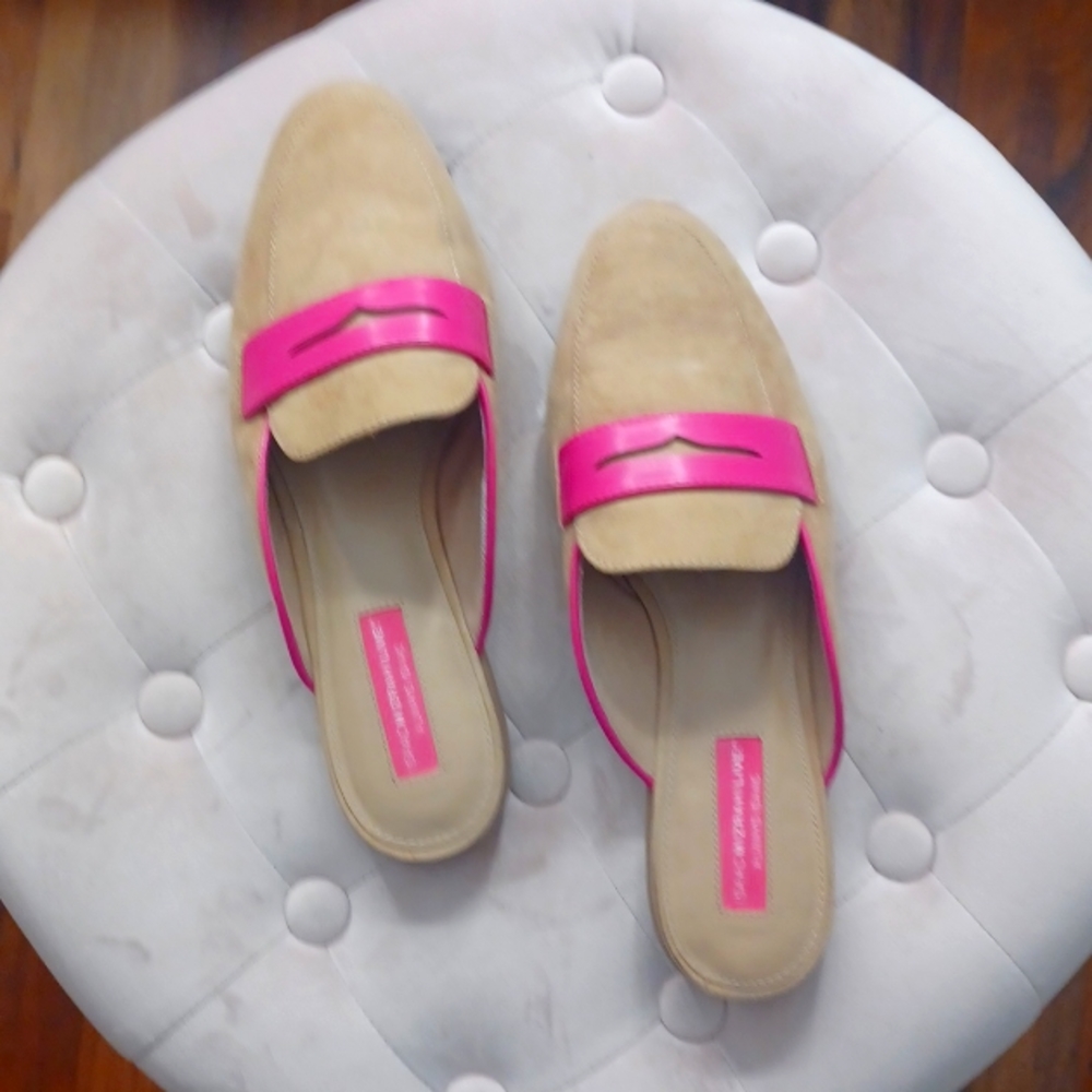 Sz 9 Isaac Mizrahi tan suede loafers.